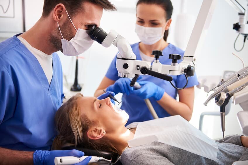 Wstawianie implantu zęba – jak przebiega proces?